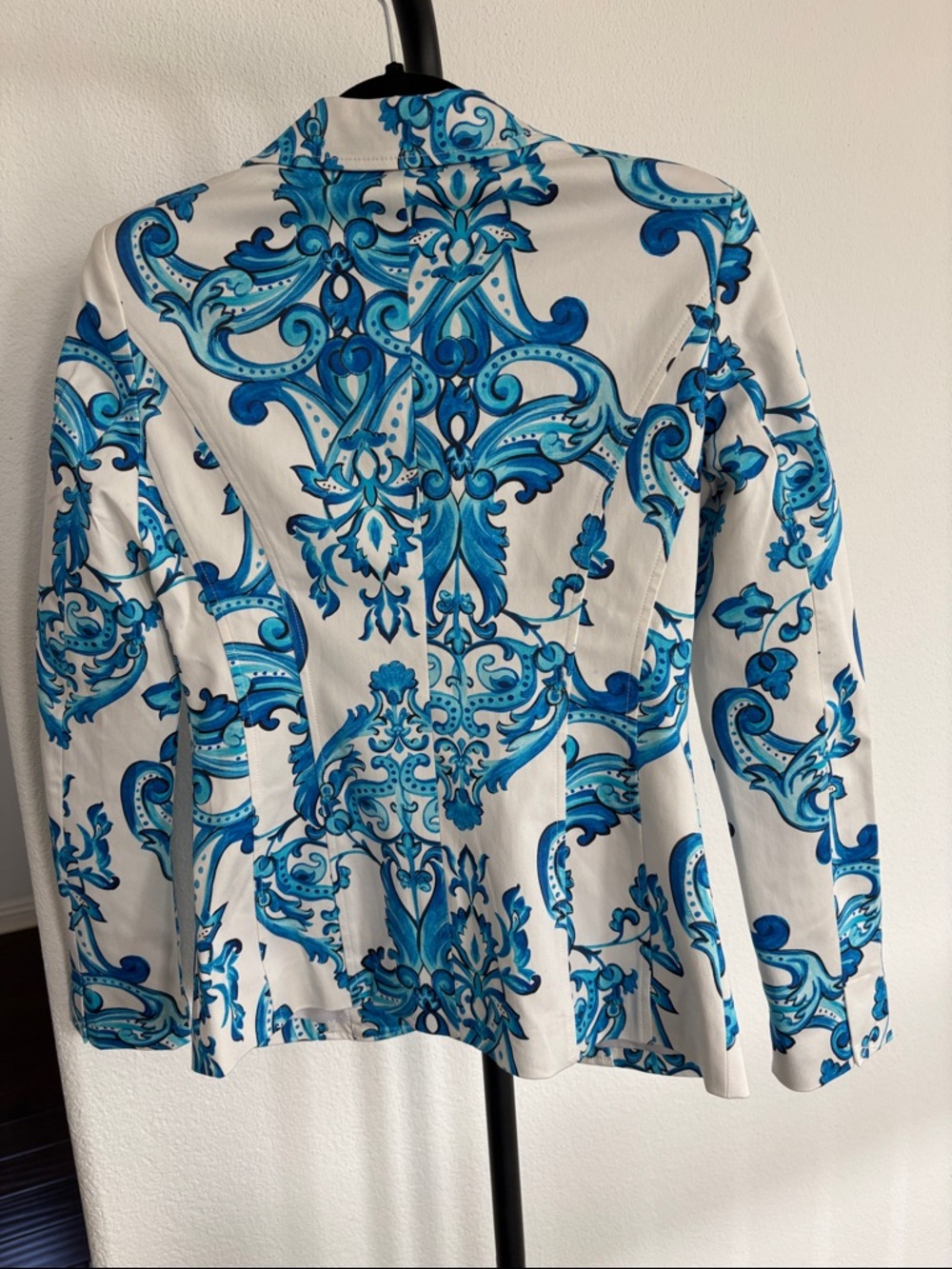 Guess by Marciano White Blazer with Blue Paisley Print - Picture 5 of 8